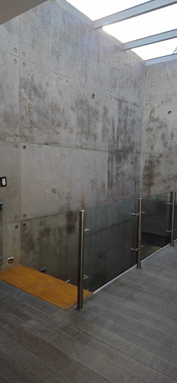 Escalera con paredes de hormigón visto artesanal