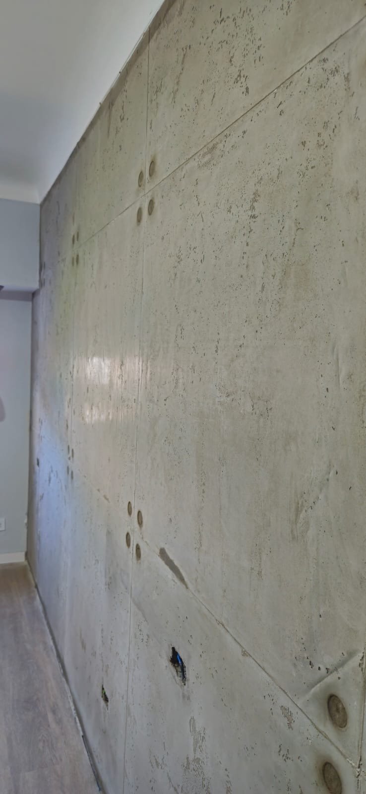 Detalle de panel de hormigón visto con marcas de encofrado