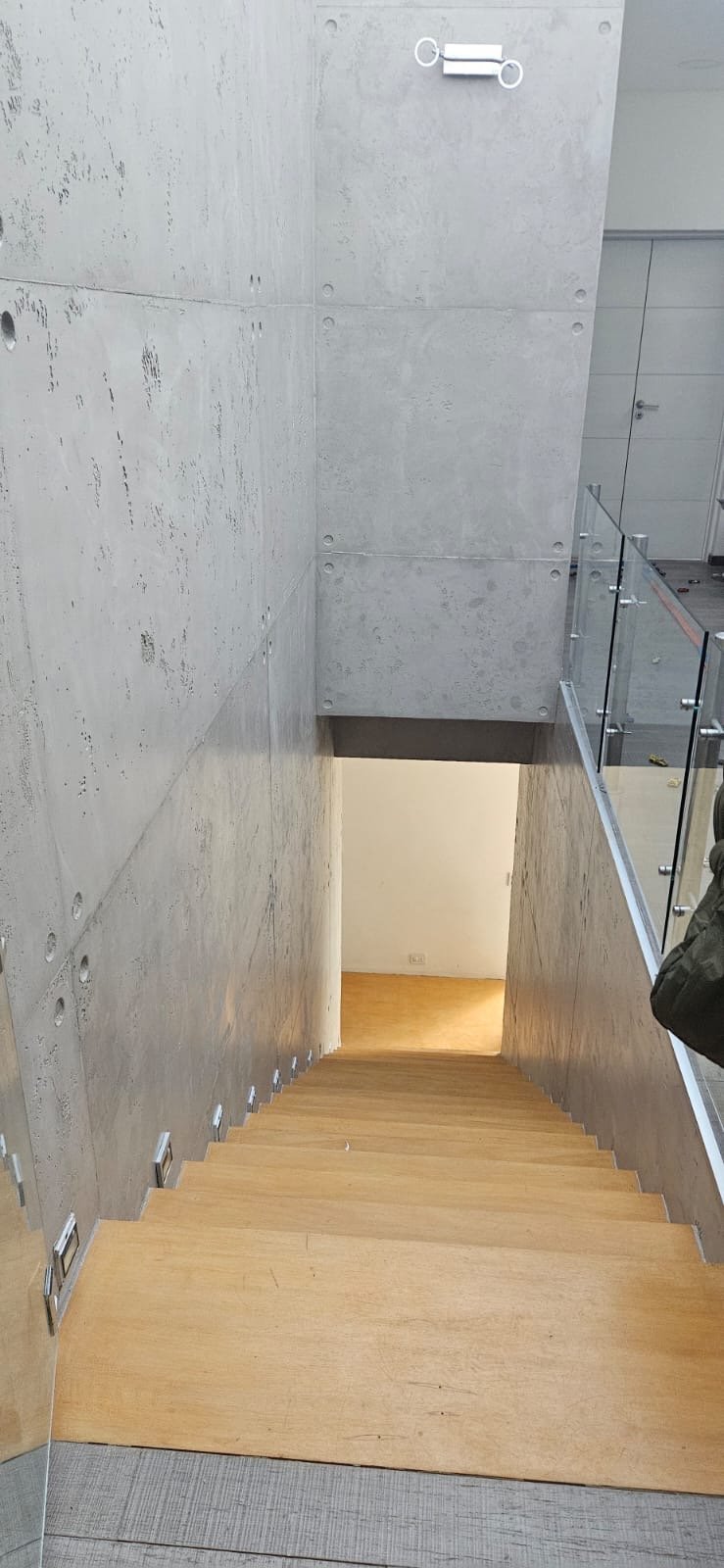 Hormigón visto en pasillo interior