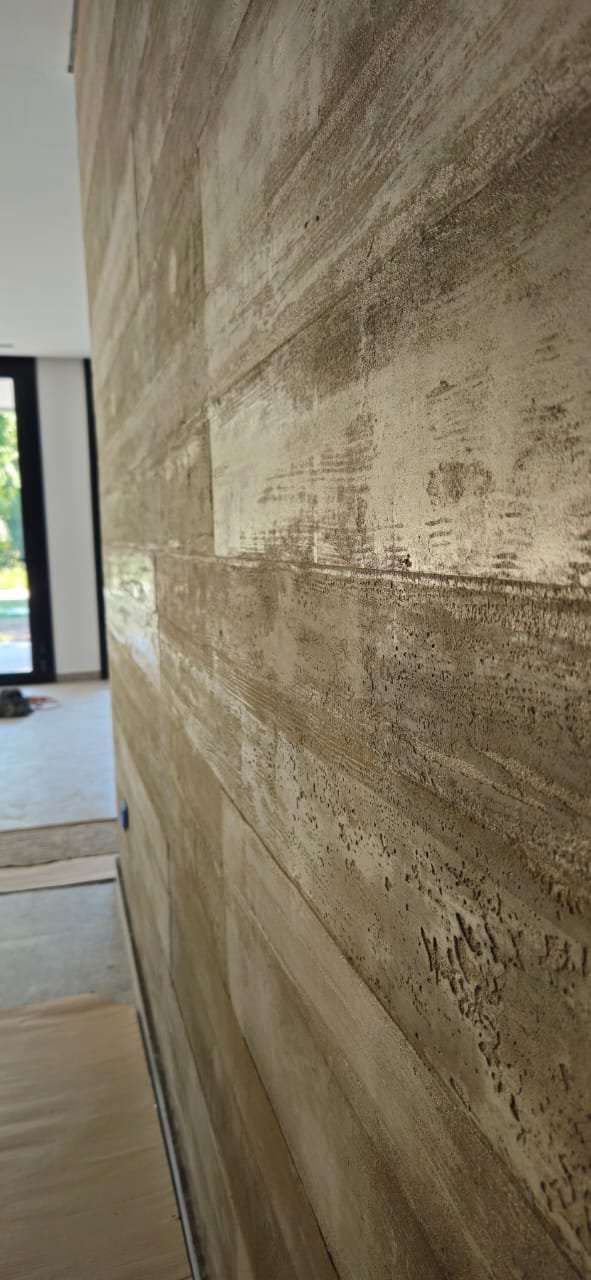 Pared con vetas de madera y poros de agua, terminación artesanal
