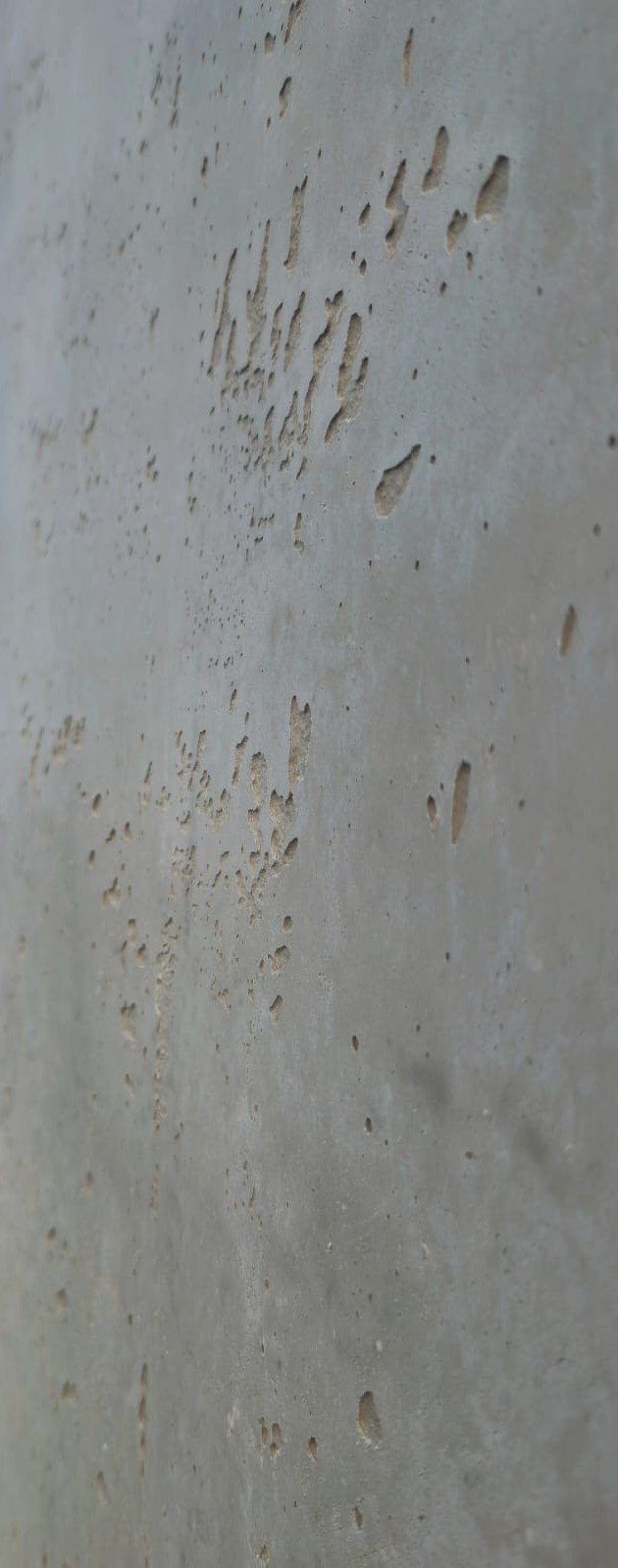 Efecto burbuja natural con poros y marcas de hormigón desencofrado