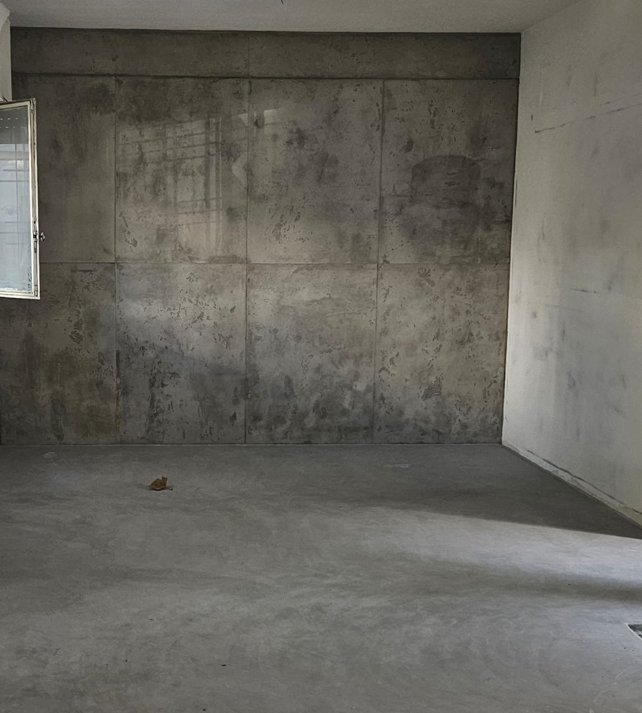 Hormigón visto artesanal aplicado en paredes de un espacio interior