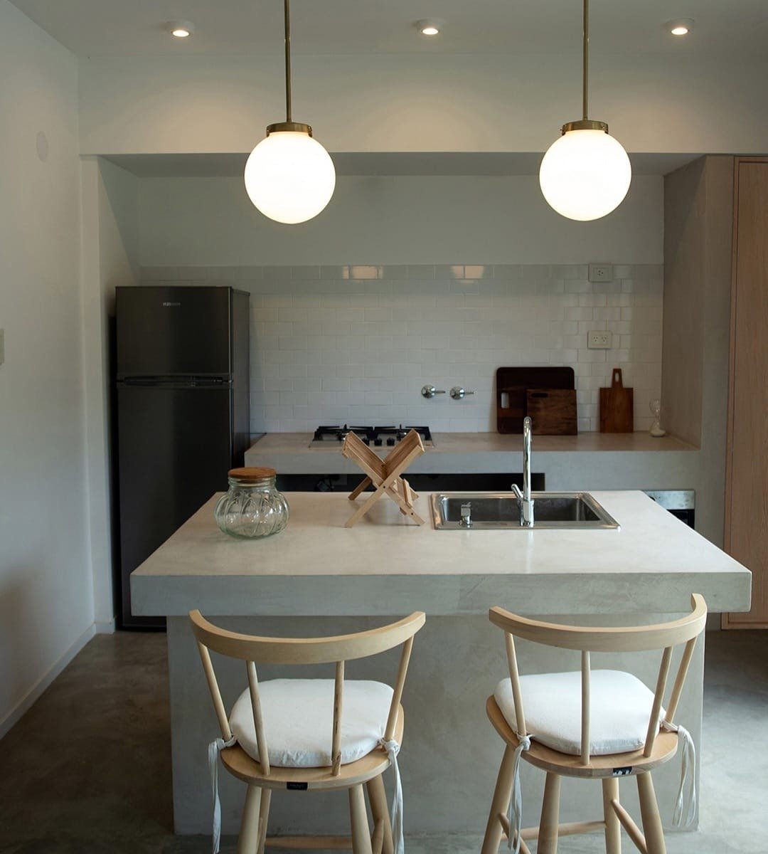 Microcemento aplicado en piso y isla de cocina